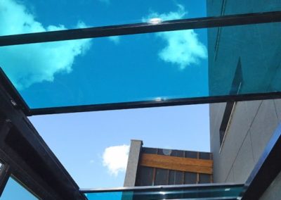 toldo_movel_policarbonato_compacto_azul_aberto-670x380